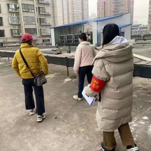 整治堆物清顽疾 开启环境“一键美颜”——昌明西路社区开展楼道环境卫生集中清理活动