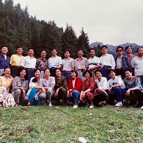 乌鲁木齐第一中学77届高二（3）班