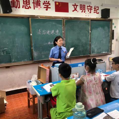 第六小学开展法治进课堂教育宣传活动