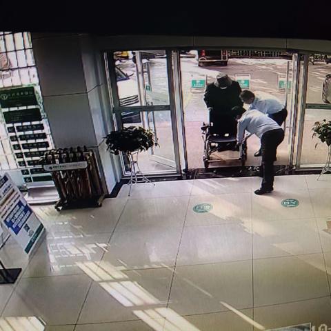 行长的温暖陪伴，银行客户的感动时刻