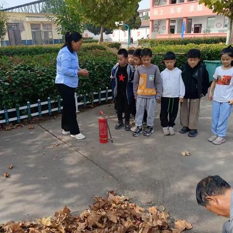 11.9全国消防日关注消防防患未“燃”             ——马铺三路口小学举行了消防学习及演练