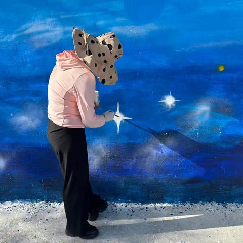 七小教育集团助力 墙画绘就校园新景