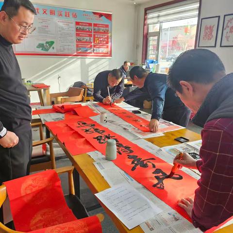 太行西街街道捉马社区新时代文明实践站一一开展"挥毫泼墨书新联 ，捉马社区欢腾迎马年"活动