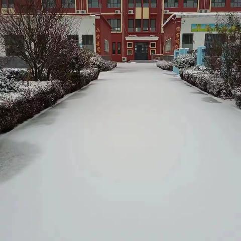 风雪弥漫处，情暖满校园——希望小学校领导带头，扫雪进行时