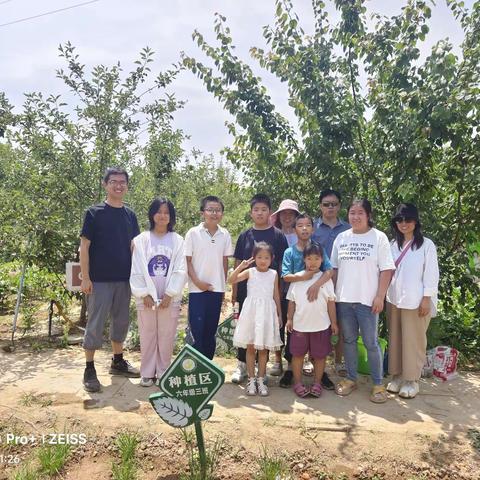 炎炎夏日，让蔬菜“喝”饱水--东营区第一中学六年级三班劳动实践基地纪实