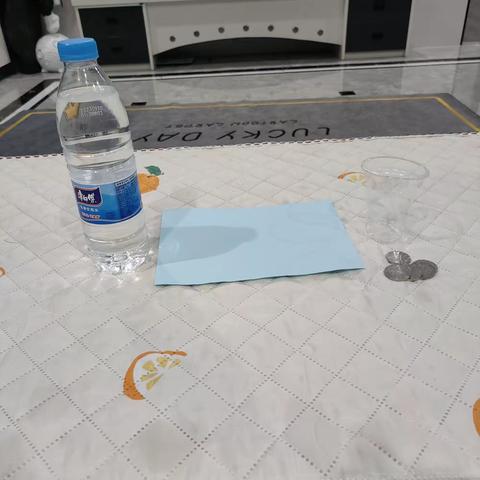 大家好，我是来自实验小学一年级 （7）班的占欣彤，今天给大家带来一个小实验《不会掉落的硬币》