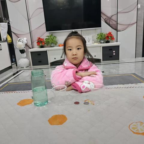 大家好，我是实验小学一（7）班的占欣彤，今天给大家带来的实验是《消失的硬币》