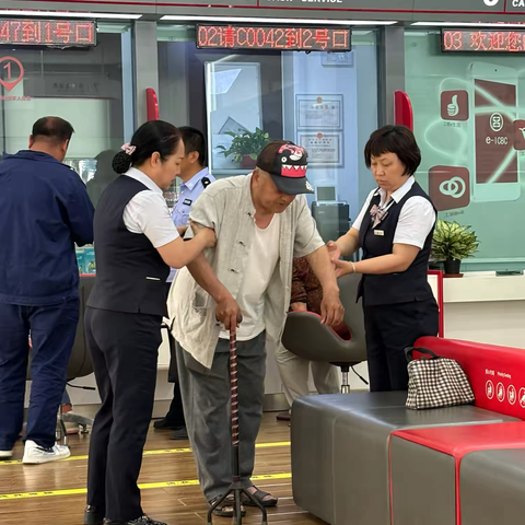 新华支行聚焦适老服务，守护“银发族”