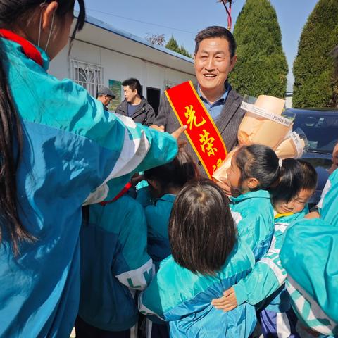 三尺讲台终有尽，一生师心永无休——南开乡犀牛小学举行李山江老师荣休欢送仪式