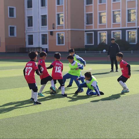 活力少年  驰骋绿茵                        ——  大学区足球友谊赛
