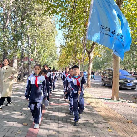 走进火焰蓝 致敬英雄梦——鸡泽县第二实验小学组织学生走进消防队开展研学活动