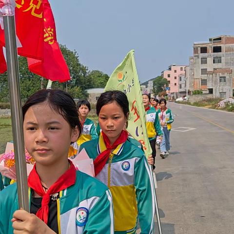 党建引领 立德树人 五育并举— —2025年春季学期板城镇板中小学清明节祭扫烈士墓活动