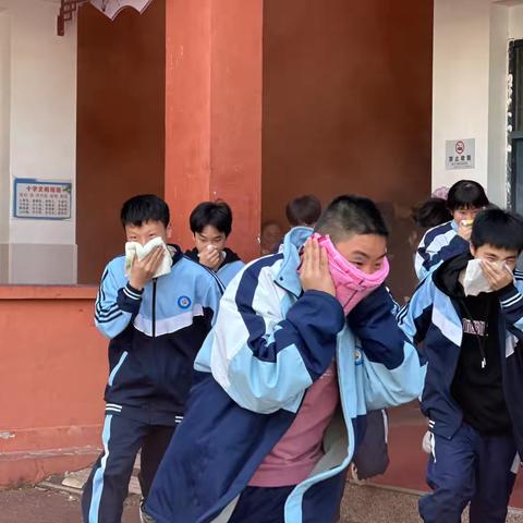 消防演练 防患未然 ‍              ———安源区第一中学消防演练