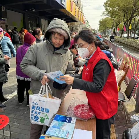 传承雷锋精神 普及金融知识 ——农行宝山共富路支行开展学雷锋活动