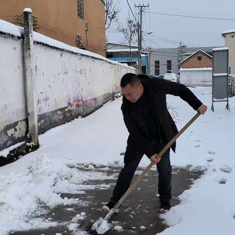 大雪满校园，扫雪暖人心——苟堂镇中心小学老师扫雪除冰活动