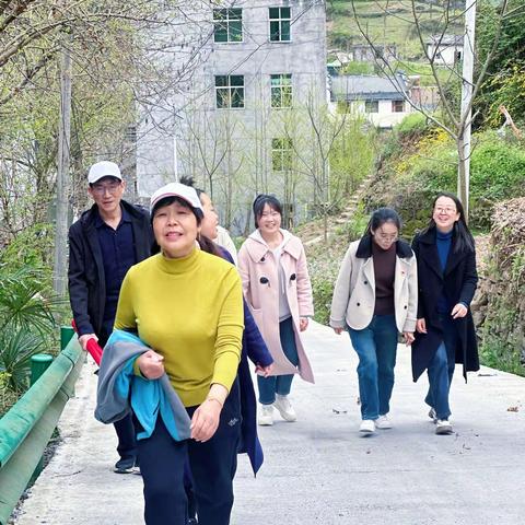 春风柳上絮   踏青正当时           ——平利县八仙中学教职工踏春活动