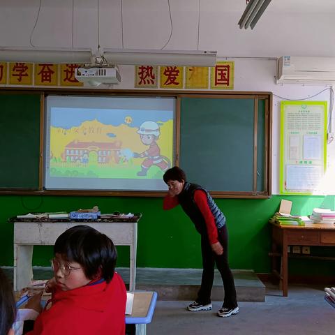 消防演练，防患未“燃”——阳峪中心小学消防演练