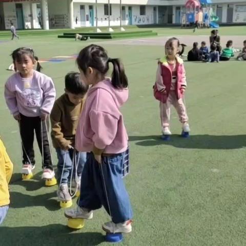 新城街道中心幼儿园中三班《幼儿园里欢乐多》