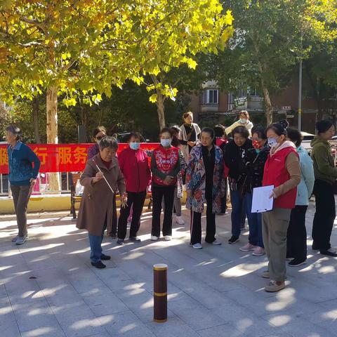 卧龙社区居委会联合七里山街道卧龙社区日间照料中心开展“九九重阳节，浓浓敬老情”趣味运动会活动