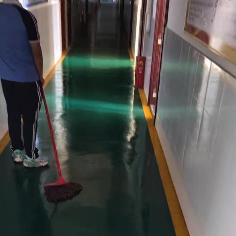 环保系学生会组织开展开学办公室志愿劳动打扫活动