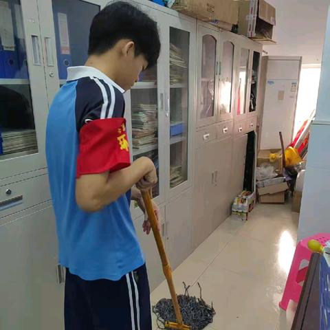 环保系学生会组织新学期办公室志愿打扫活动