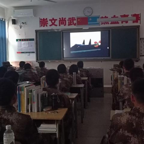 平江职校组织观看空军纪念日宣传片