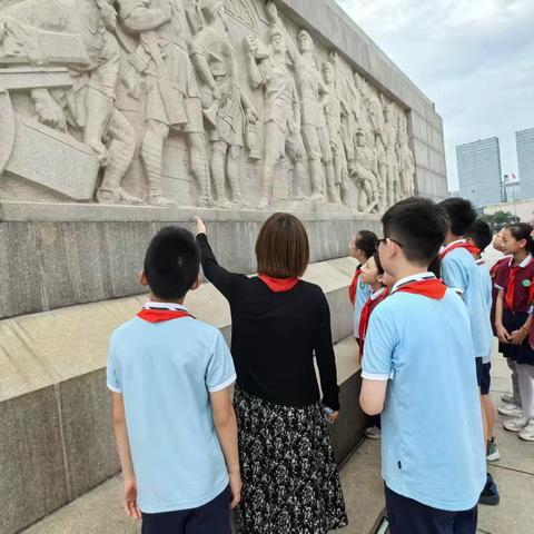 追寻红色记忆　践行核心价值观