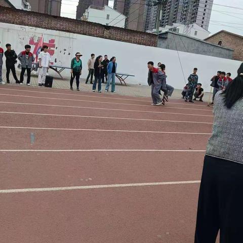 背靠背夹球大赛