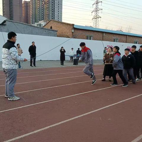 穿梭八字绳，挑战速度与默契的极限