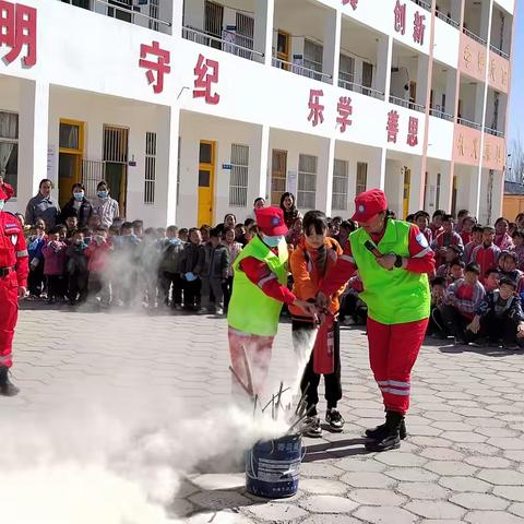 消防演练， 防患未“燃”——冯庄小学消防演练