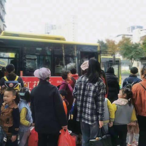 “🌱 春日无限好，野餐要趁早🎈——蓝瑞幼儿园寻春野餐活动