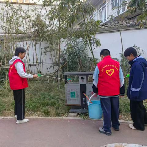 南长街道经八条社区开展街角花园卫生清洁志愿服务活动
