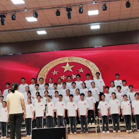 唱响青春，放飞梦想 ——八年级一部比赛盛况