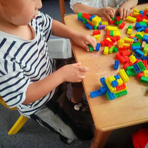 “清凉一夏”——中班幼儿建构区持续观察记录