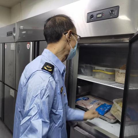 5月3日，食品大队继续对辖区内餐饮单位进行食品安全