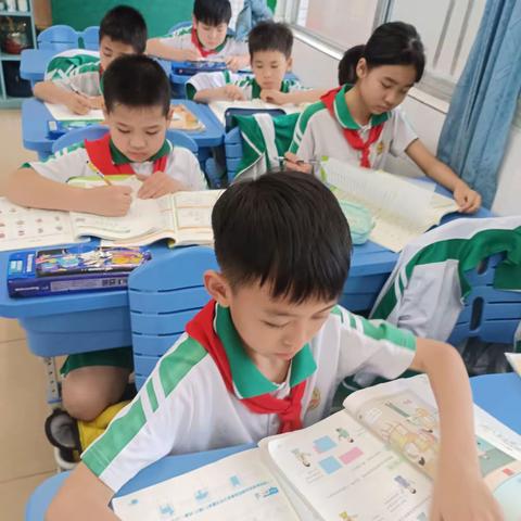 风清蝶飞舞，春暖花自香——华艺学校301班记最美四月学生风采掠影