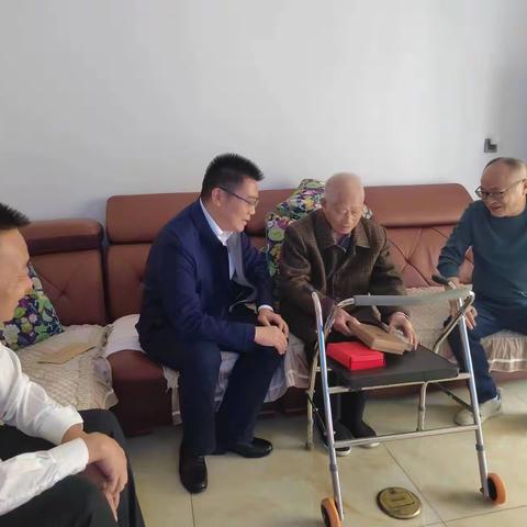 今秋重阳时，浓浓敬老情