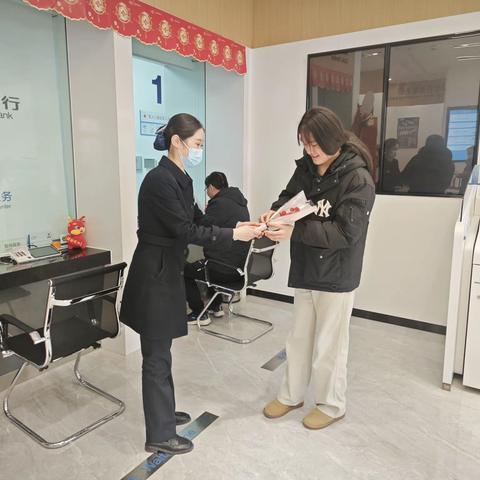 “	情暖三月，绽放芳华”——泉东支行女神节金融知识宣传活动