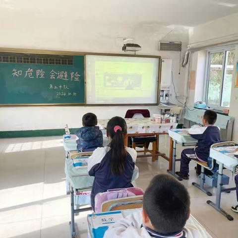 小手拉大手，平安一起走——灯塔市西大窑镇上缸窑小学