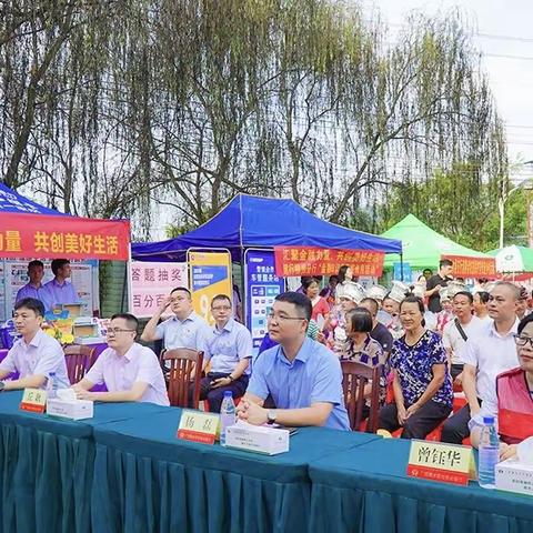 广西北部湾银行融水支行开展“金融消费者权益保护教育宣传月”活动