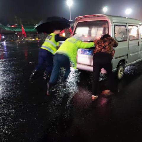 封丘收费站雨中的“大力士”