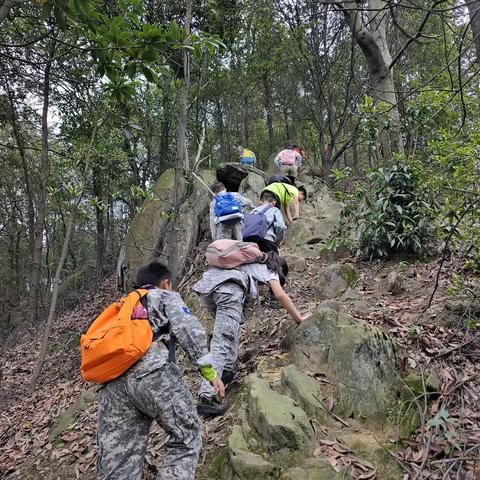 @所有人 活动：领导力（重庆） 时间：11月11日14：00—17：00 地点：海棠溪轻轨站2A出口 主题讨论：骑虎难下时，我该勇往直前，还是知难而退 1，主题环节（我在这里） 2，着装：冬季制服服、解放胶鞋、