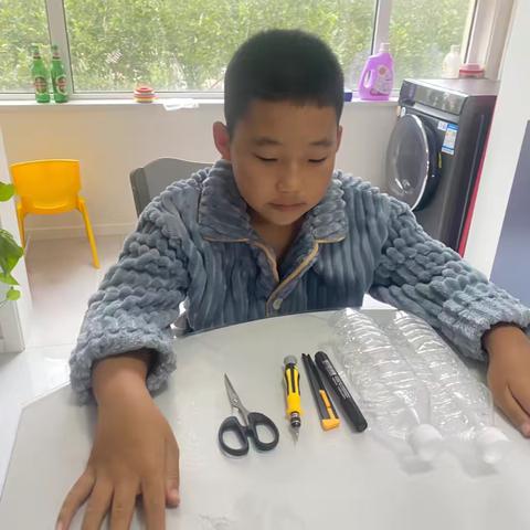 五洲观澜小学  五（6）班孟奕辰——制作水钟