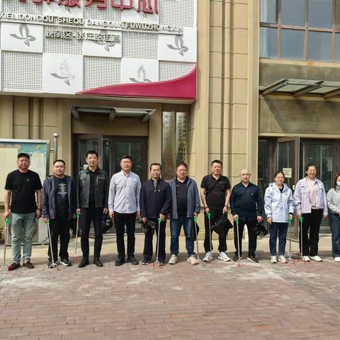 党建引领聚合力 清洁家园暖民心——香榭丽东区社区联合﻿双报到单位开展小花园卫生清理活动