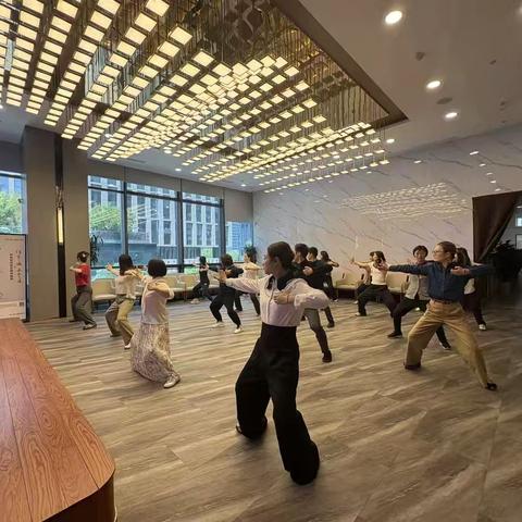 世博支行工会社团绽新枝：八段锦引领工间健康新风尚