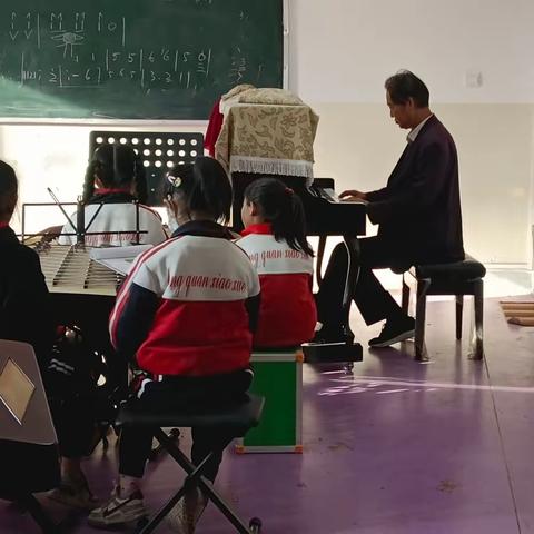 共筑和谐乐团，翩跹琴音韵流淌——龙泉小学扬琴社团活动