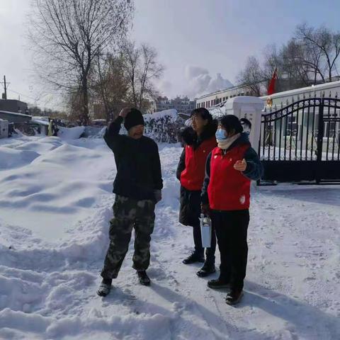 雪天排查平房积雪 保障居民生活安全---通天街道二三五处社区开展雪后安全排查工作