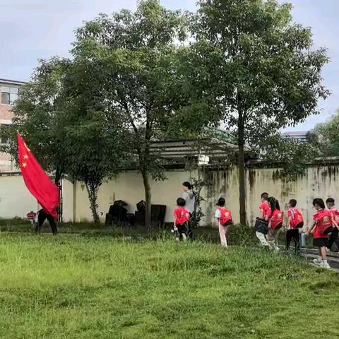 探访小学，礼遇成长——梓山镇中心幼儿园大班组参观小学活动