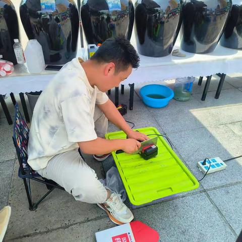 工农街道漫步巴黎社区开展“便民服务在身边，点滴关怀有温度”公益磨刀活动