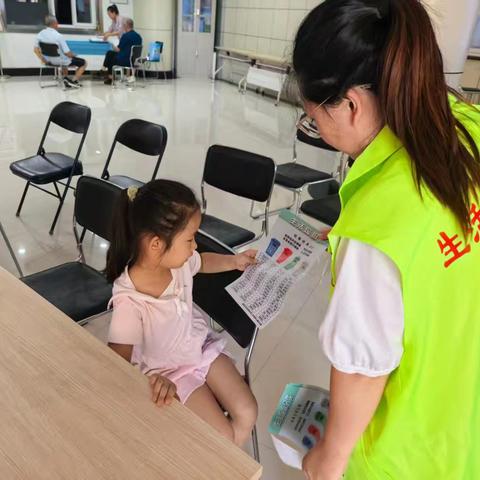 工农街道漫步巴黎社区开展“垃圾分类新时尚 绿色生活共践行”垃圾分类宣传活动